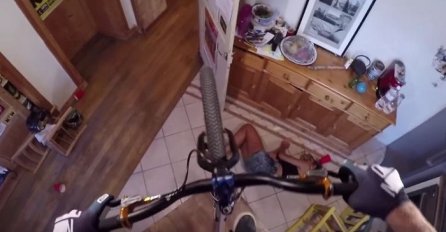 Ova vožnja biciklom kroz kuću vjerovatno je nešto najluđe što ste vidjeli u svom životu (VIDEO)