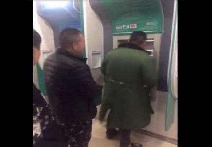 Htio je podići novac sa bankomata: Kada vidite šta je Kinez uradio ljudima iza, past ćete sa stolice (VIDEO)