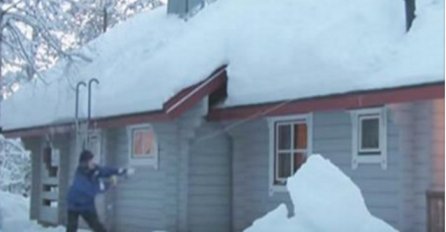 Pogledajte kako očistiti snijeg sa krova koristeći samo uže (VIDEO)