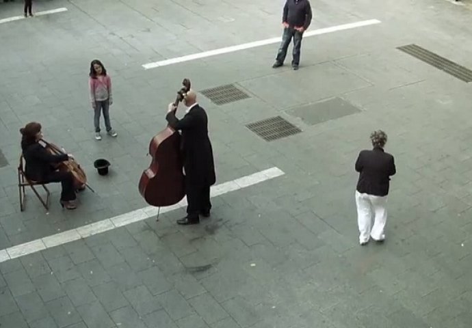 Malena curica je dala novčić uličnom sviraču pa doživjela uzbuđenje života (VIDEO)