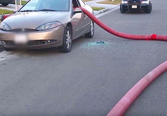 Mislio je da je mangup kada je blokirao hidrant pa su ga vatrogasci naučili pameti (VIDEO)