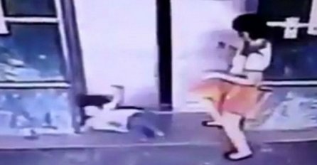 Svi su se zgrozili kada su vidjeli kako je ova majka šutnula curicu, ali su poslije shvatili i zašto (VIDEO)