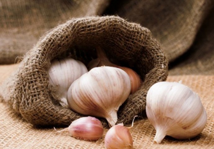 Teglu napunite bijelim lukom, dodajte OVAJ sastojak i jedite svaki dan: Lijek za sve bolesti star 5.000 godina!  