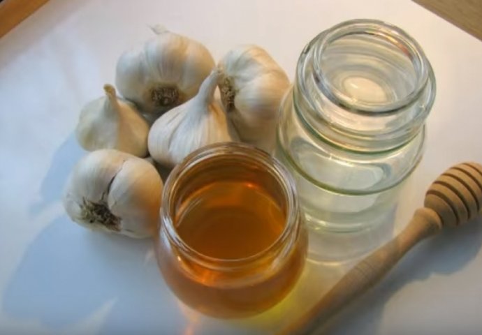Teglu napunite bijelim lukom, dodajte OVAJ sastojak i jedite svaki dan: Lijek za sve bolesti star 5.000 godina!  