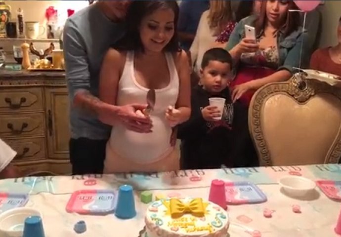 Rezali su tortu a onda su naišli na nešto tvrdo: Par trenutaka kasnije, umalo se srušila na pod (VIDEO)