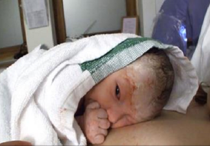 Samo 15 minuta nakon što se rodila, ova beba je uradila nešto što je nasmijalo cijeli svijet (VIDEO)