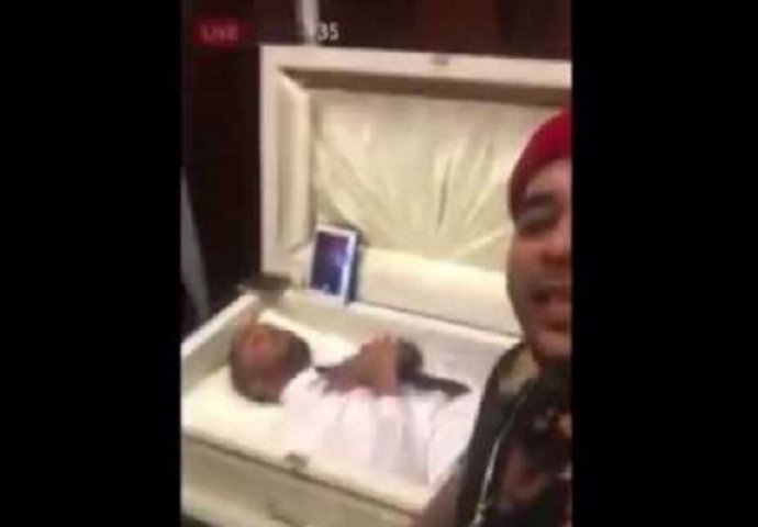 Čovjek koji mu je dugovao novac je umro, otišao je na njegovu sahranu i uradio nešto što je sve šokiralo (VIDEO)
