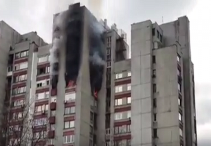 EKSPLOZIJA U STANU NA ALIPAŠINOM POLJU: Požar guta zgradu, vatrogasci na terenu (VIDEO)