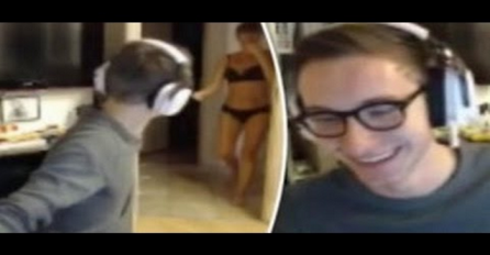 Igrao je igrice sa svojim prijateljima, a onda je iznenada u sobu ušla njegova gola majka (VIDEO)