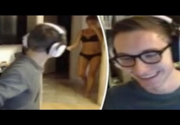 Igrao je igrice sa svojim prijateljima, a onda je iznenada u sobu ušla njegova gola majka (VIDEO)