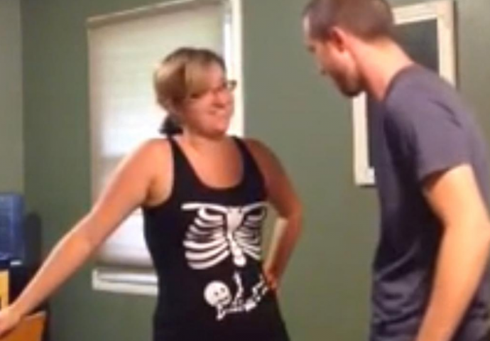 Obukla je neobičnu majicu koja ima skrivenu poruku kako bi iznenadila supruga, da li vidite šta je u pitanju? (VIDEO)