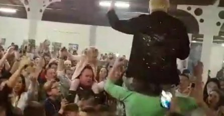 Djeca u transu zbog DJ KRMKA: Svi u glas pjevali "CIJELO SELO ŠMRČE BIJELO" (VIDEO)