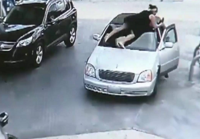Lopov joj ukrao torbicu dok je točila gorivo: Kada vidite šta je uradila, past ćete sa stolice (VIDEO)