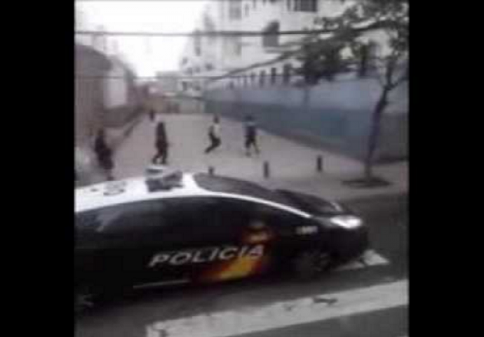 Španjolska policija došla da prekine tučnjavu, ali su zaboravili potegnuti ručnu kočnicu (VIDEO)