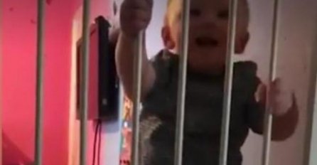 MALENI ČAROBNJAK: Nećete vjerovati kako ova beba preskače ogradu (VIDEO)