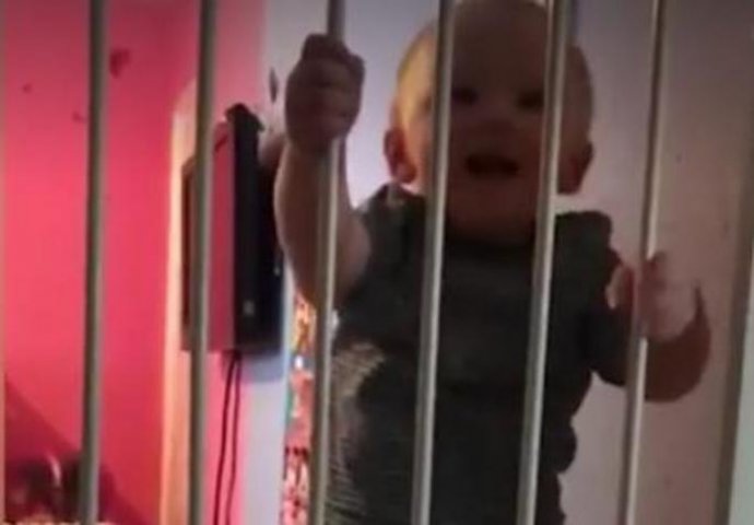 MALENI ČAROBNJAK: Nećete vjerovati kako ova beba preskače ogradu (VIDEO)