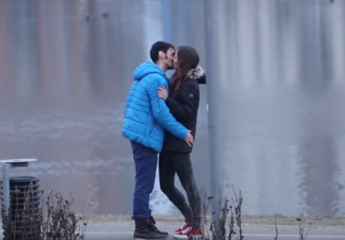 Ovaj dečko je smislio genijalan trik pomoću kojeg će vam svaka djevojka dati da je poljubite! (VIDEO)
