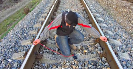 Spojio je žicu na željezničke šine: Kada vidite razlog, ostat ćete bez riječi (VIDEO)