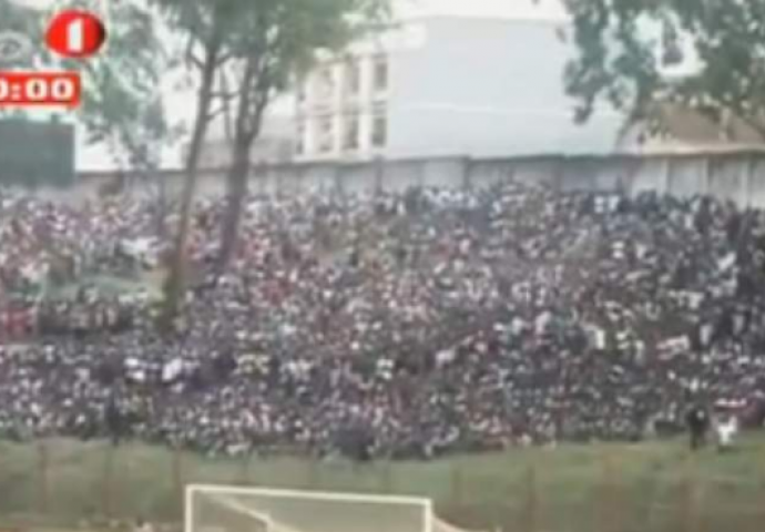 Smrtni stampedo : U gužvi tokom utakmice poginulo najmanje 17 ljudi (VIDEO)