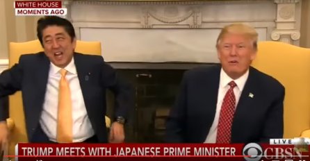 Nije znao šta ga je snašlo: Pogledajte urnebesnu reakciju japanskog premijera kada ga je Donald Trump pomilovao po ruci!