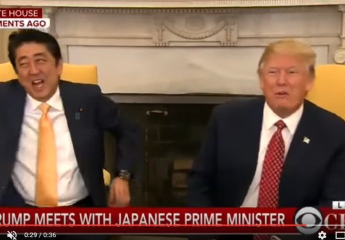 Nije znao šta ga je snašlo: Pogledajte urnebesnu reakciju japanskog premijera kada ga je Donald Trump pomilovao po ruci!