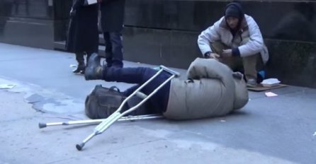 Beskućnik se srušio na ulici: Kada vidite ko mu je pomogao, slomit će vam se srce (VIDEO)