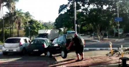 Nevjerovatna snaga: Smetao mu je automobil pa ga je jednostavno sklonio (VIDEO)