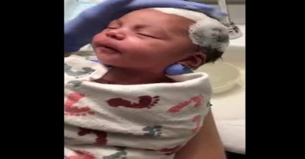 Pogledajte kako se uživa: Ovo novorođenče je očaralo milione ljudi (VIDEO)