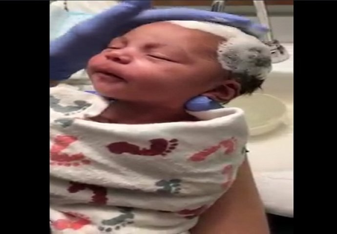 Pogledajte kako se uživa: Ovo novorođenče je očaralo milione ljudi (VIDEO)
