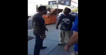 Pijani čovjek maltretirao je žene na ulici, a onda je iz teretane izašao tip i očitao mu lekciju (VIDEO)