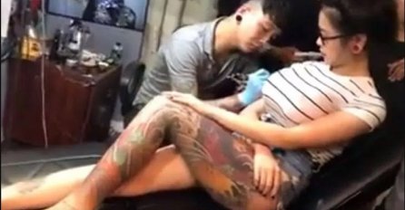 Otišla u tattoo studio da uradi tetovažu na grudi, ono što se desilo majstoru na 0:30 pamtit će dok je živ (VIDEO)