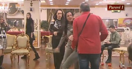 Jelena Krunić nasrnula na Srboljuba, ukućani vrištali: "Smiješ se, pi*ko, je li?" (VIDEO)