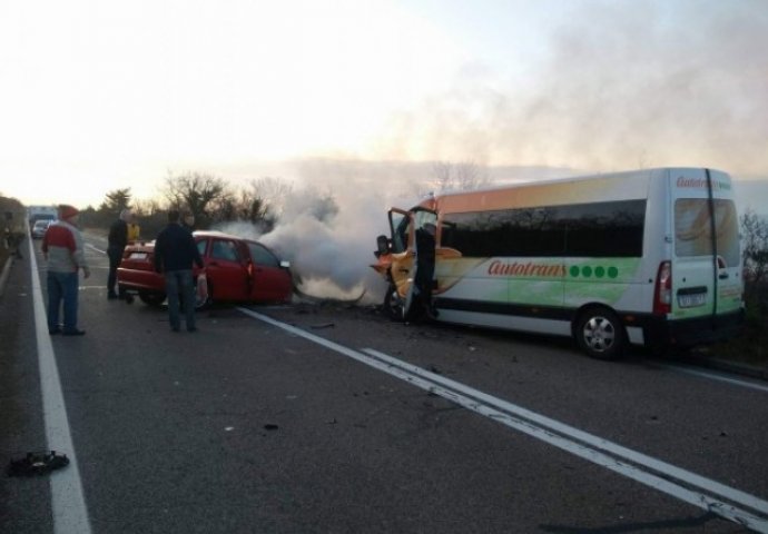 Užas na Jadranskoj magistrali: "Seat" izgorio nakon sudara s minibusom s mladim sportistima!