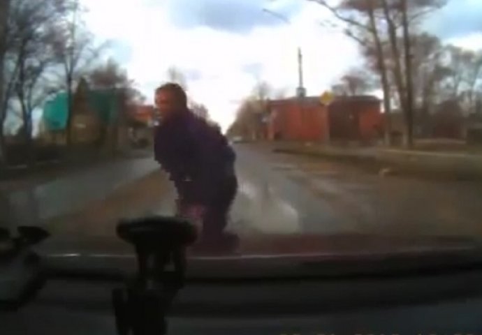 Polako se vozio u automobilu sa svojom porodicom kroz jedno selo, a onda mu se događa ovo (VIDEO)