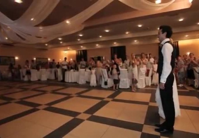 HIT SNIMAK: Strijeljala ga je pogledom na njihovoj svadbi, a onda je on zgrabio za vrat! (VIDEO)