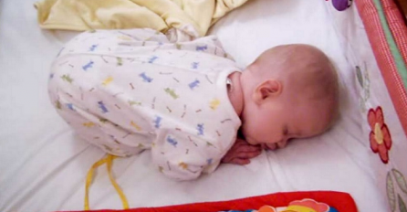 Mama pokušava probuditi bebu koja spava, ono što se desilo u nastavku je neodoljivo (VIDEO)