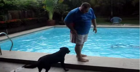 Vlasnik je stao pokraj bazena, no dobro obratite pažnju na crnog psa (VIDEO)