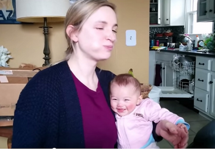 Preslatko: Mama jede čips, a reakcija bebe će vam uljepšati dan (VIDEO)