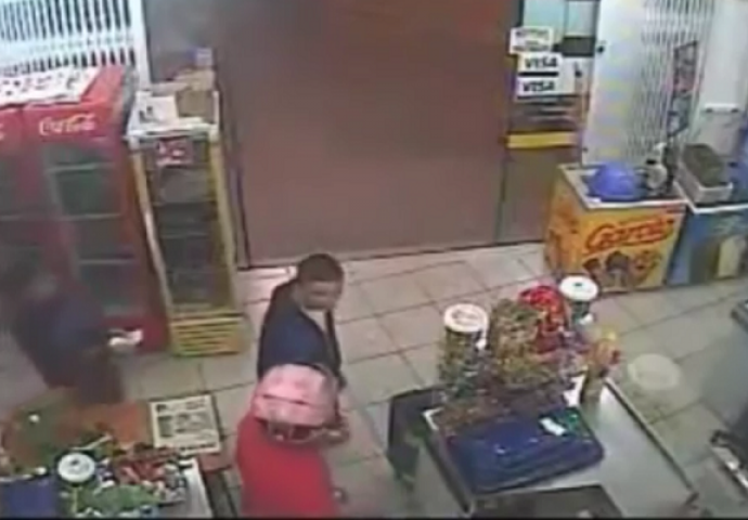 Ušao je naoružan da opljačka prodavnicu, a onda su se sastali ostali kupci i očitali mu lekciju (VIDEO)