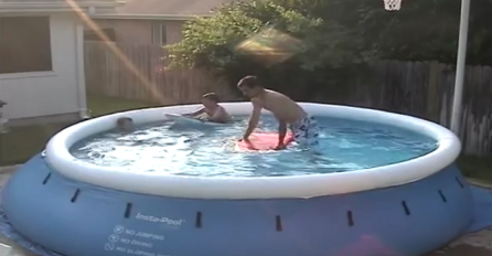 Snimala je muža kako se igra sa djecom u bazenu, a onda je kamerom uhvatila nešto sasvim neočekivano (VIDEO)