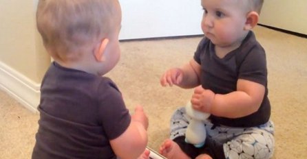 Nakon šišanja odlučila je pustiti bebu da se ogleda, a njena  reakcija je urnebesna (VIDEO)