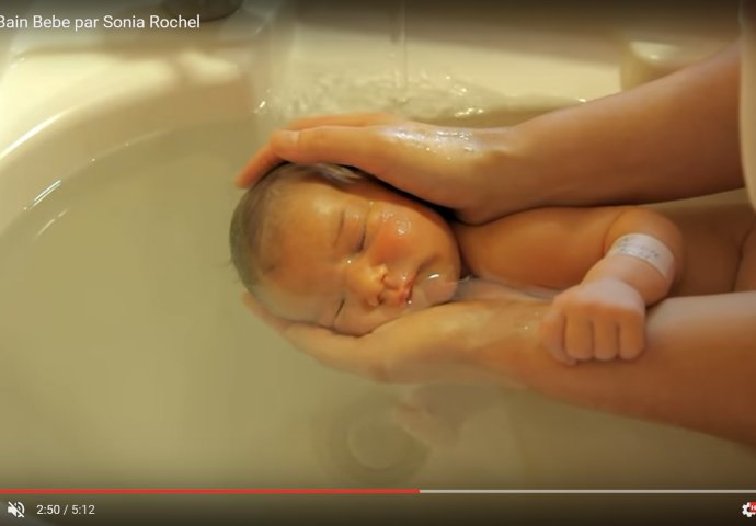 Ništa na ovom svijetu nije ljepše od ovoga: Pogledajte bebe kako uživaju u nevjerovatno nježnom kupanju (VIDEO HD)