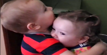 Maleni dječak po prvi put grli djevojčicu, a njegova reakcija je urnebesna (VIDEO)