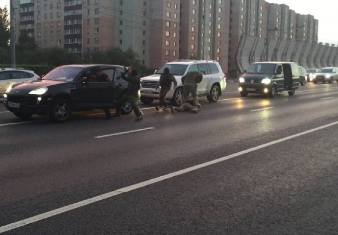 Glumili mangupe na cesti i tukli biciklistu: Ruski specijalci stigli su za 10 sekundi (VIDEO)