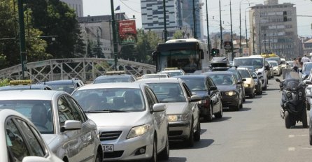 OPREZ Od danas novi zakon na snazi: Pričate na mobitel ili kucate poruku - to će vas papreno koštati, a policija će kažnjavati i neoprezne pješake!