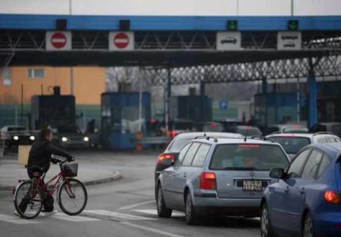 Pijan napravio haos u Bosanskom Brodu: Maltretirao ženu, dijete udario šakom, komšiji upao u avliju pa napao policajca