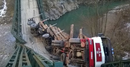 Krenuo punim teretnjakom preko mosta starog 100 godina: Pogledajte šta se dogodilo