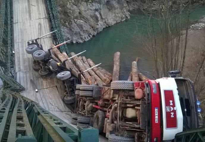 Krenuo punim teretnjakom preko mosta starog 100 godina: Pogledajte šta se dogodilo