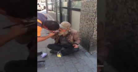 Prišao je beskućniku sa kliještima u rukama: Kada vidite šta mu je uradio, past ćete sa stolice (VIDEO)