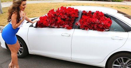 Stavio je 1000 ruža djevojci u auto a unutra je još jedan poklon mnogo vrijedniji (VIDEO)